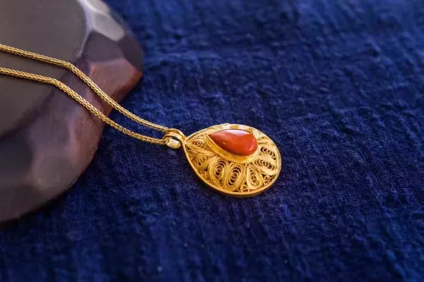 Nanhong Agate Filigree Pendant — detail
