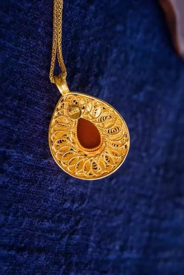 Nanhong Agate Filigree Pendant — detail